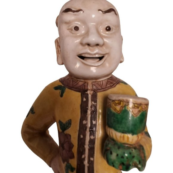 A famille noir figure of a man, Qing dynasty, Kangxi (1662-1722) - Picture 8 of 13